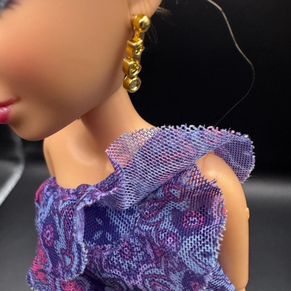 2009 Spinmaster Liv Doll With Outfit, Jewelry, Gold Shoes and Brown Wig - Picture 6 of 8